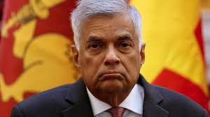 ගෑස් සිලින්ඩරය පුපුරයි. රනිල්ට දෙක බේරගන්න බැරුව ගැටුම දුරදිග යයි.රවීගේ නිවසටත් පොලිස් ආරක්ෂාව!