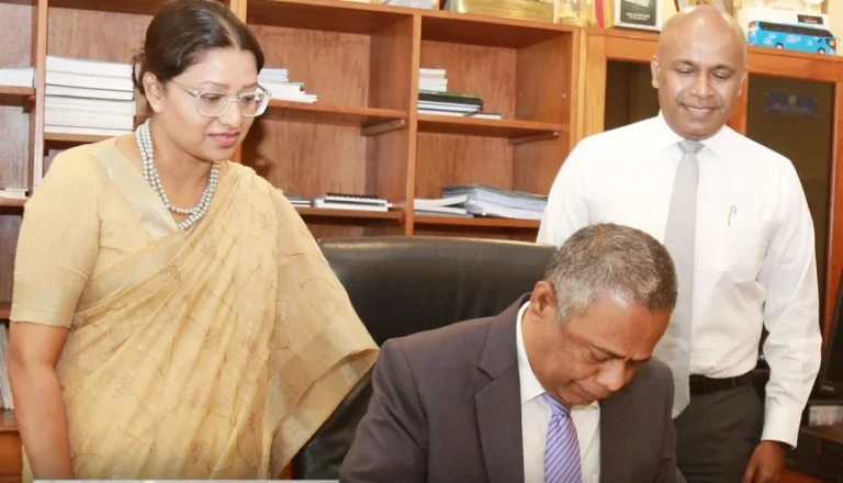නව සභාපතිවරයෙකු රාජකාරී අරඹයි!