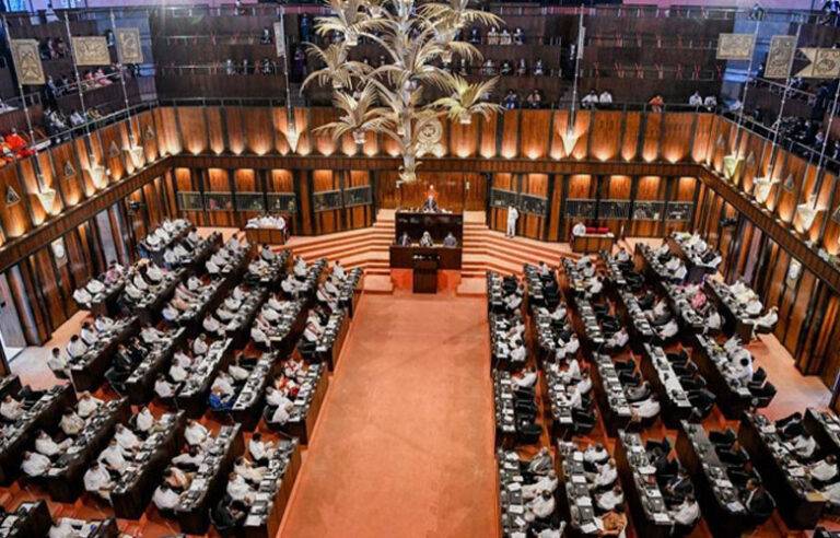 මන්ත්‍රීලාගේ අධ්‍යාපන සුදුසුකම් පරීක්ෂා කිරීමට කාරක සභාවක් ඉල්ලීමට රනිල් සැරසෙයි !