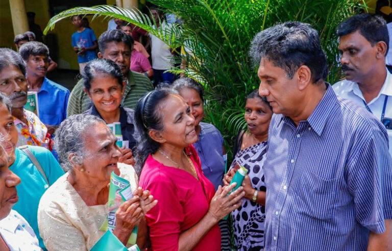 ජනාධිපති බලය ගන්න වේදිකාවල දුන් පොරොන්දු බලය ලැබුණාට පසු අමු අමුවේ කඩකළා – සජිත් (VIDEO)
