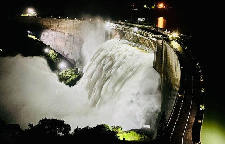 වික්ටෝරියා ජලාශයේ වාන් දොරටු සියල්ල ස්වයංක්‍රීයව විවෘත වෙයි !