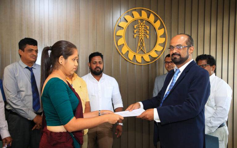 හිටපු ඇමති කංචන වැඩ තහනම් කළ හැටදෙදෙනා වරප්‍රසාද සහිතව යළි සේවයට!