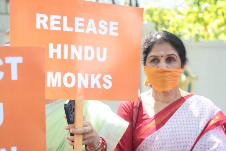 හින්දු ආගමිකයින්ට එරෙහිව බංග්ලාදේශයේ ක්‍රියාත්මක ප්‍රචණ්ඩත්වයට විරෝධය පා නිහඬ විරෝධතාවක්!