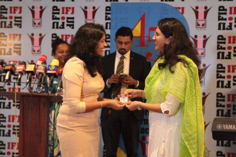 ශ්‍රී ලංකා වෘත්තීය ජනමාධ්‍යවේදීන්ගේ 45වැනි සැමරුම සමඟ ජාත්‍යන්තර නිල ලාංජනයක් සහිත හැඳුනුම්පතක් නිකුත් කරයි!