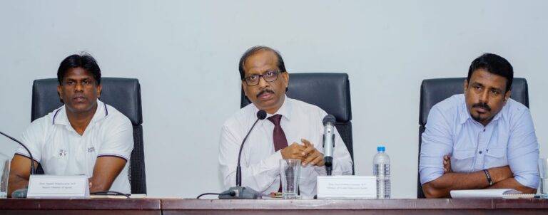 ක්‍රීඩා ඇමති ඌරු මාළු ඌරාගෙ පිටේම තබයි