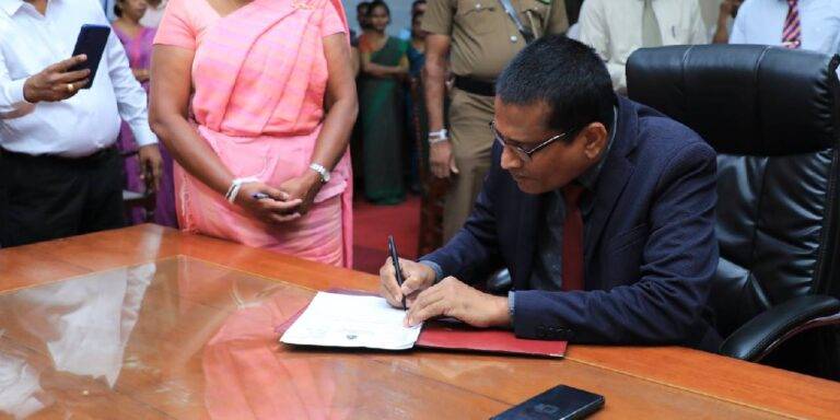 නව දුම්රිය සාමාන්‍යාධිකාරීවරයා වැඩ භාර ගනී!