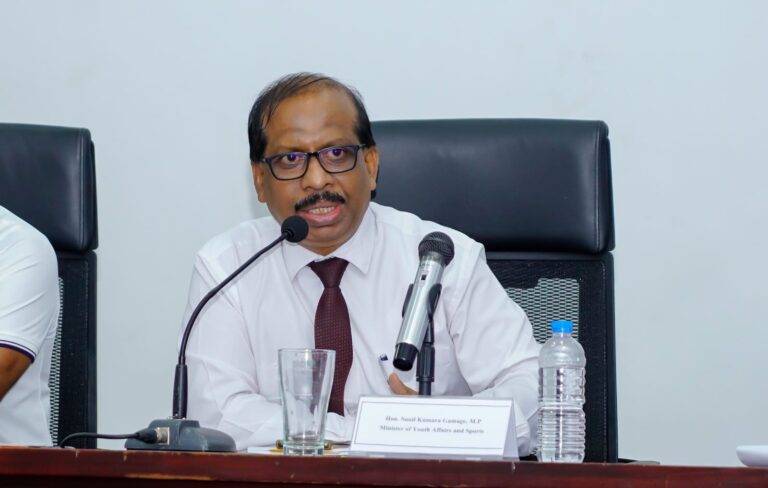රගර් දල කාරයන්ගේ ටකල්වලින් ලිස්සා ගොස් ඇමති උත්සාහක දිණුම ලබයි.
