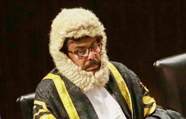 ඕවා තුට්ටු දෙකේ වැඩ. පාර්ලිමේන්තු යන්නේ උපාධි සහතික පෙන්නන්න නෙවෙයි – PHD ගැන අහද්දී රන්වල කියයි !