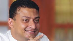 මොකක්ද දැන් වෙලා තියෙන වෙනස.V8 එකේ ගියපු අය ඩබල් කැබ් එකේ නම් යනවා – දිළුම්