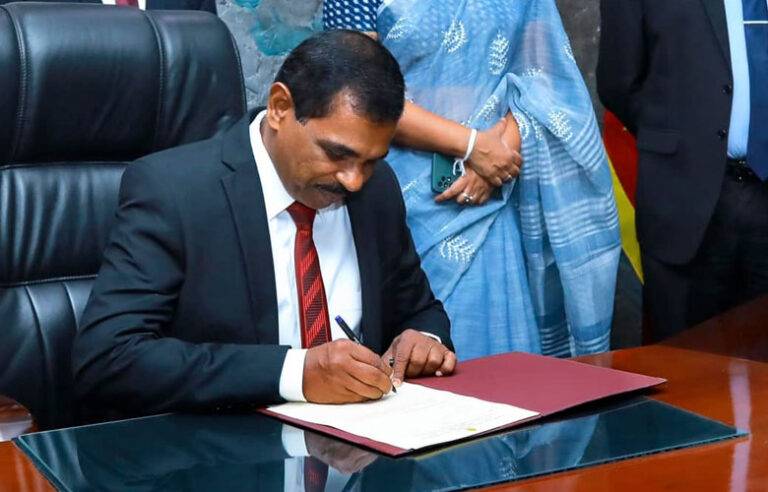 දවස් 20න් පොල්, වී හදන්න බෑ. අපි හාල් ටොන් 65,000 කට වඩා රටින් ගෙනාවා – ඇමති නලින්