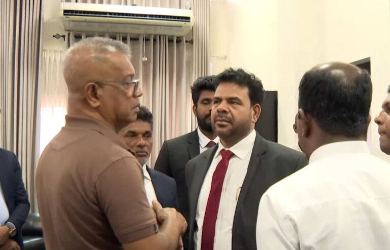 නාමල් කරුණාරත්න ටයි කෝට් ඇඳන් ඇමති පුටුවට ආවාට පස්සේ ගොවි වන්දිය ලක්ෂයෙන් හතළිස් දාහට බැහැලා ! – බන්දුලාල්
