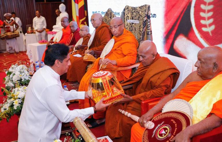 විපක්ෂ නායක සජිත් අමරපුර නිකායේ අභිනව මහානායක හිමියන් බැහැදකී (VIDEO)