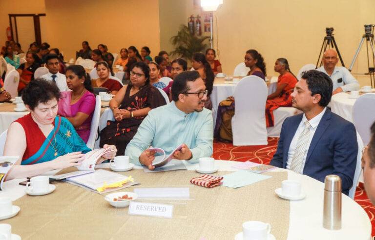 නාස්තියට තිත තියන්න ඇමති හඳුන් වැඩට බහී : පාසල් නිල ඇඳුම් රෙදි වෙනුවට රජයෙන් මැසූ නිල ඇඳුම්