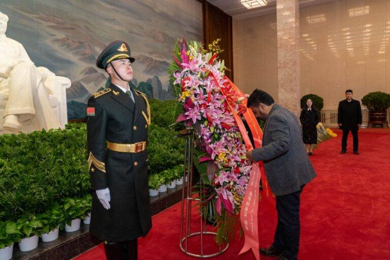 මහජන චීන සමූහාණ්ඩුවේ නිර්මාතෘ සභාපති මාඕ සේතුං අනුස්මරණ ස්මාරකය වෙත පුෂ්පෝපහාර දැක්වූ ජනපති අනුර!