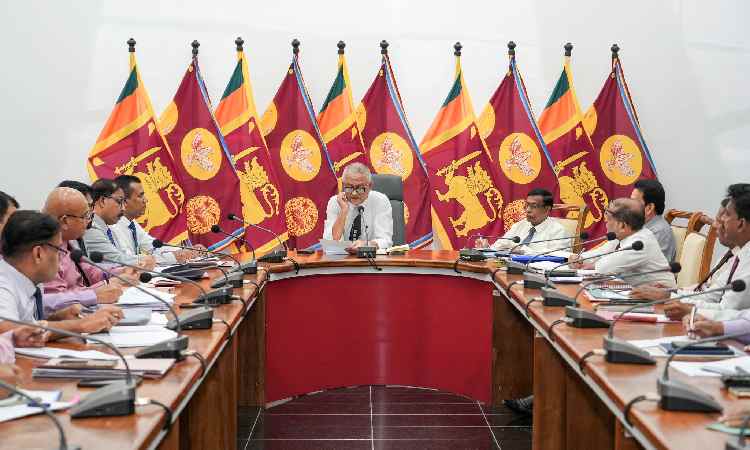 නැගෙනහිර ආණ්ඩුකාර කාර්යාලයේ මාසික ඉන්ධන වියදම ලක්ෂ 20 සිට 03ට බස්සලා!