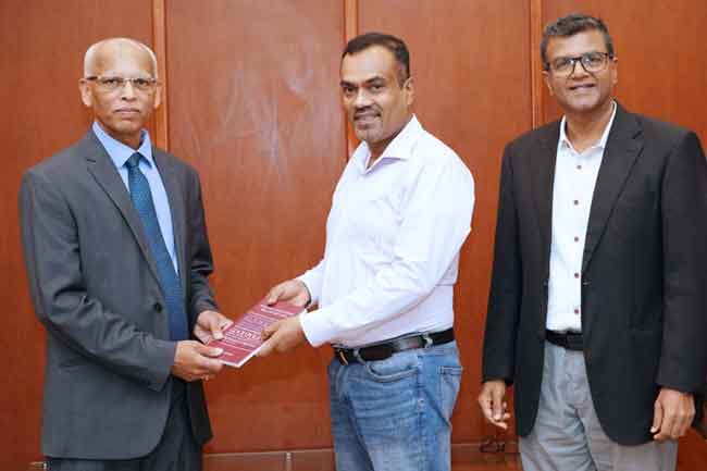 Economic Policy Lessons for New Sri Lanka කෘතිය නියෝජ්‍ය ඇමතිට පිරිනමයි!