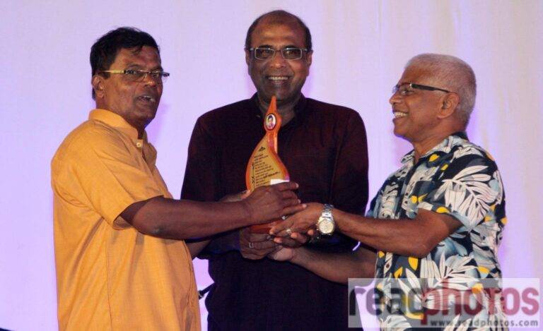 “කොඩිගල කඳු පාමුල කුලේ” කුලසිරි මල්ලිකාරච්චිගේ කලාදිවි ඇගයුම් කෘතිය එළිදකියි! (PHOTO STORY)
