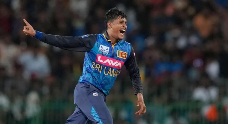 වසර දෙක හමාරකට පසුව වැන්ඩර්සේ ට ටෙස්ට් තරග අවස්ථාවක්