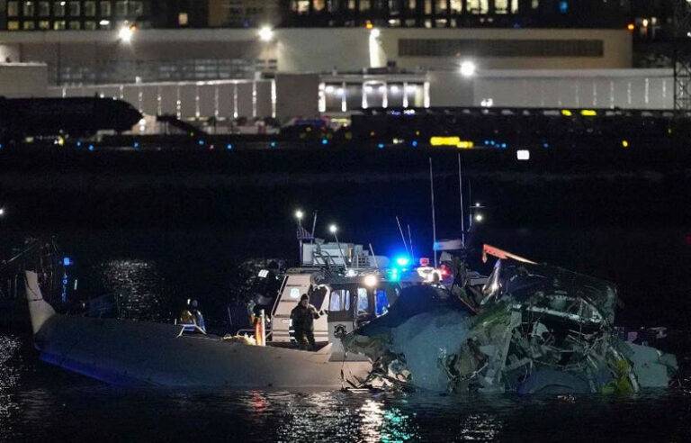 ඇමරිකාවේ මගී ජෙට් යානයක හමුදා හෙලිකොප්ටරයක් ගැටීමෙන් අවම වශයෙන් 30 දෙනෙකු ජිවිතක්ෂයට