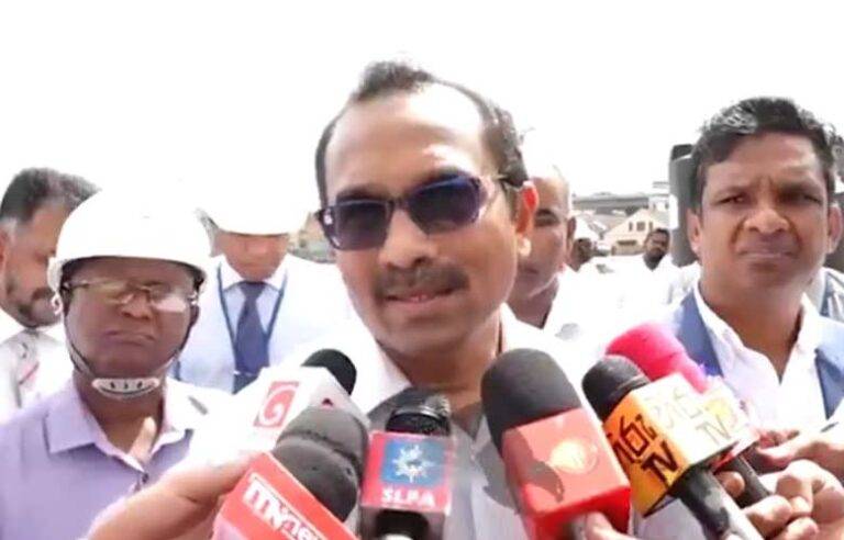 වරායේ තදබදය : ජනපතිගේ උපදෙස් අනුව වැඩ කෙරෙන බවක් පේන්න නෑ. මට නම් සතුටු වෙන්න බෑ – ඇමති බිමල්