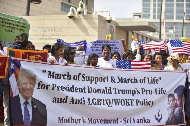 ට්‍රම්ප්ගේ “පිරිමි” සහ “ගැහැණු” කතාවට එරෙහිව මව්වරුන්ගේ පෙරමුණෙන් විරෝධය! (PHOTO STORY)