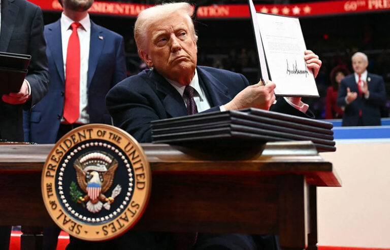 ඩොනල්ඩ් ට්‍රම්ප් සිය පළමු දිනයේම ජනාධිපති නියෝග 200කට අත්සන් තබයි