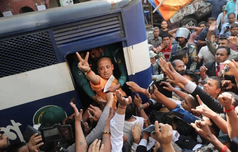 දේශද්‍රෝහී චෝදනාවට ලක්වූ හින්දු නායකයාට ඇප ලබාදීම බංග්ලාදේශ අධිකරණය ප්‍රතික්ෂේප කරයි