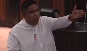 ක්ලීන් ශ්‍රී ලංකා ගැන කියන්න ගිහින් චාමර සම්පත් නාගනී!