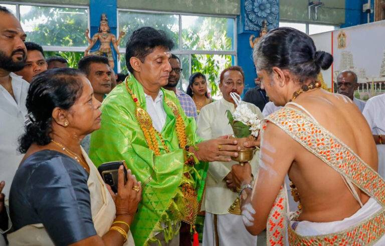 විපක්ෂ නායක සජිත් කදිරේසන් කෝවිලේදී තෛපොංගල් සමරයි (VIDEO)