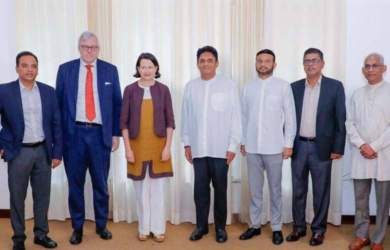 එක්සත් රාජධානියේ විශේෂ දූත පිරිසක් විපක්ෂ නායක සජිත් හමුවෙයි (VIDEO)
