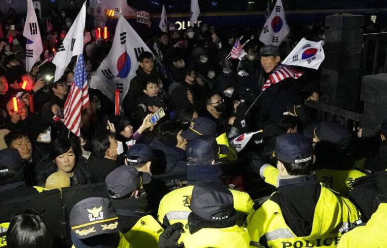 දකුණු කොරියානු ජනාධිපතිවරයා ගේ රඳවා ගැනීමේ නියෝග දීර්ඝ කිරීමෙන් අනතුරුව පාක්ෂිකයන් උසාවියට පහර දේ