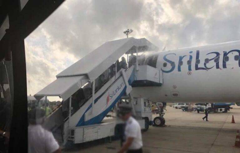 ගුවන් තොටුපලේ බස් වගේම ජංගම පියගැටපෙළත් අවුරුදු 20කට වඩා පරණයි. අලුත් ඒවා මිලදී ගෙන නෑ !