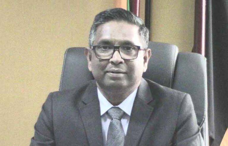සුරාබදු කොමසාරිස් ජනරාල්ගේ නම විකුණා සල්ලි ගරන ජාවාරමක් !