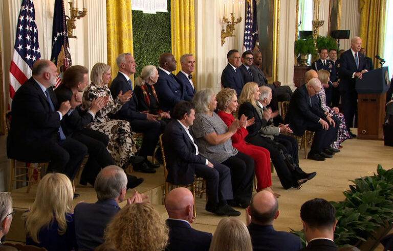 ඇමරිකා එක්සත් ජනපදය විශිෂ්ඨයන් 19 දෙනෙකු වෙනුවෙන් ජනාධිපති සම්මාන පිරිනමයි