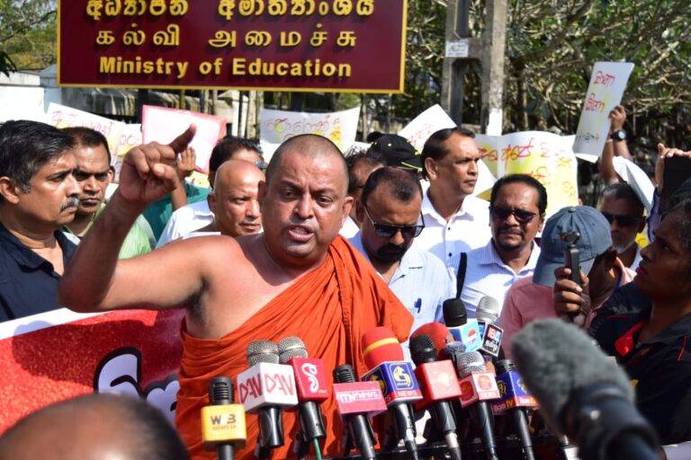 ඉතුරු තුනෙන් දෙක ඉල්ලා ගුරු – විදුහල්පතිවරු උද්ඝෝෂණයේ! (PHOTO STORY)