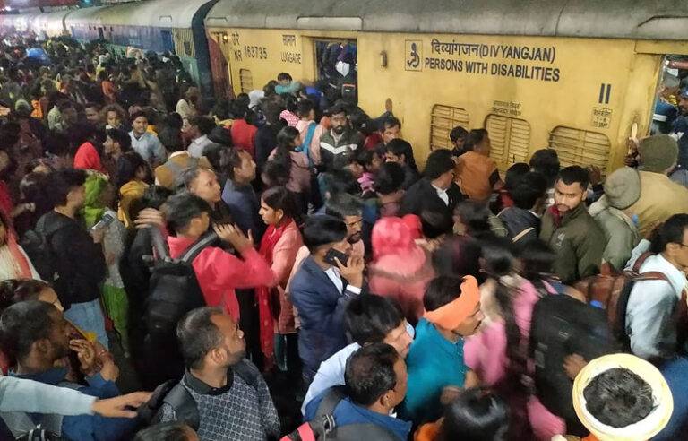 නවදිල්ලි දුම්රිය ස්ථානයේ ඇති වූ තදබදයක් හේතුවෙන් 18ක් මරුට