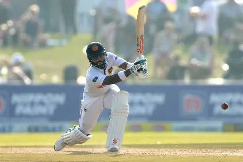 චන්දිමාල් සහ කුසල් අර්ධ ශතක ලබති