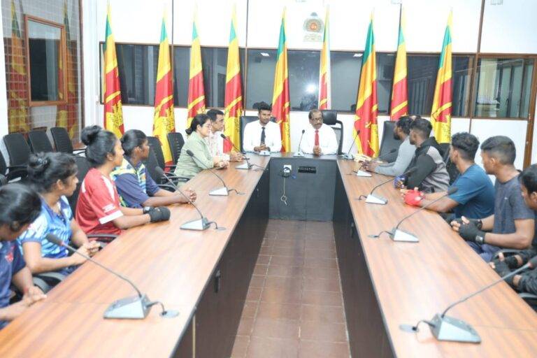 ක්‍රීඩා ඇමතිගේ වවුනියා සෙනෙහසට මල් මිටක්