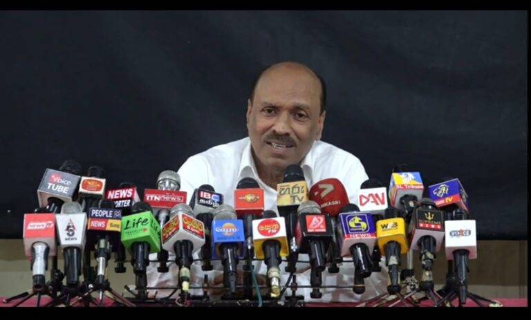 පෝය දෙකෙන් ජාතික ආරක්ෂාව තහවුරු කරන්නද ඕනේ? කයිවාරු වෙනුවට වැඩේ ගොඩදානවා නම් මේ පාරෙන් එන්න! (VIDEO)