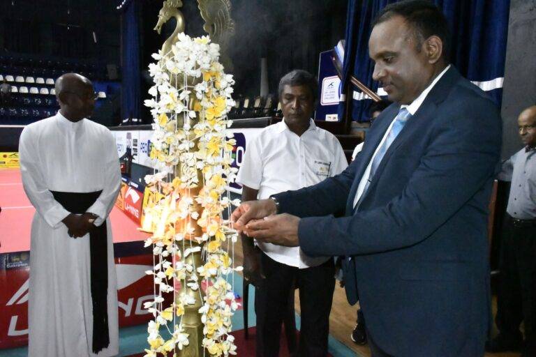 ආණඩුවේ කෙළිබිමේ නිලධාරීන් දැමූ වෙට්ටු මඟ හැර HUNDRED බැඩ්මින්ටන් ජෝෂප් ගෘහස්ථ ක්‍රීඩා පිටියට