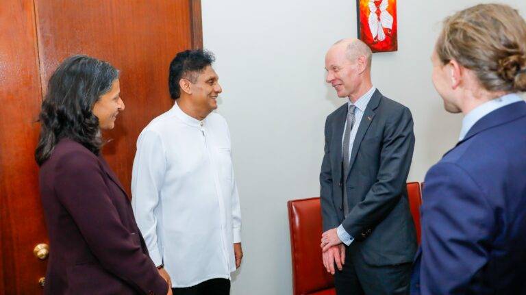 ඔස්ට්‍රේලියානු මහකොමසාරිස්වරයා හා විපක්ෂ නායක අතර හමුවක්!