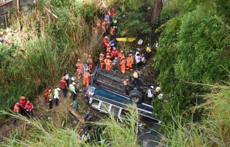 ගෝතමාලාවේ බස් රථ අනතුරකින් පුද්ගලයන් 51 දෙනෙකු ජීවිතක්ෂයට