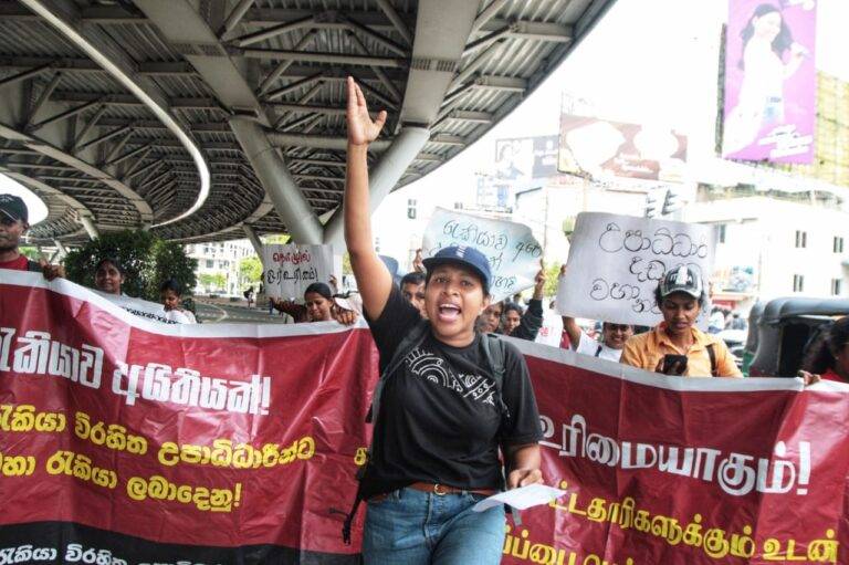 රැකියා විරහිත උපාධිධාරීන් පාර්ලිමේන්තු පිවිසුම අසලට – ජනපති හෝ අගමැති සාකච්ජාවක් නොදෙන්නේ නම් අඛණ්ඩ විරෝධතවකටත් සූදානම්! (PHOTO STORY)