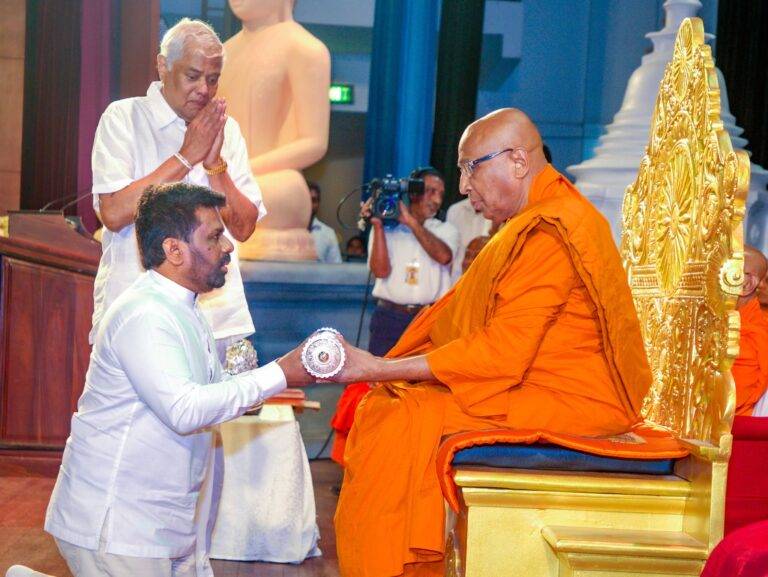 අභිනව අමරපුර මහානාහිමියන්ට ශ්‍රී සන්නස් පත්‍රය පිළිගැන්වෙයි!