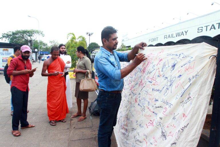 ”PTA පනත අහෝසි කරනු” ,”VAT බදු පහත හෙලනු” – මහජන කවුන්සිලය සඳහා ව්‍යාපාරය බැනරයකට අත්සන් තබයි (PHOTO STORY)