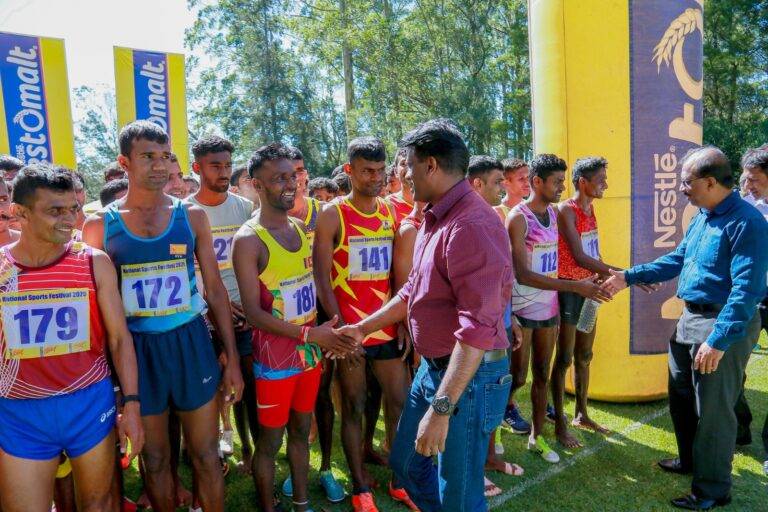 එකට දුවපු ක්‍රිඩකයො වෙනස් විදිහට හමුවීම