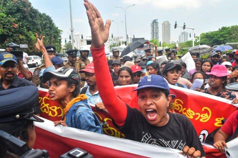 ජනාධිපතිට හරි අගමැතිට හරි එන්න කියන්න – රැකියා විරහිත උපාධිධාරීන් අදත් විරෝධතාවේ (PHOTO STORY)