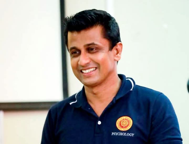 බිහිසුණු අනතුරින් කැලණිය සරසවියේ ජ්‍යෙෂ්ඨ කථිකාචාර්යවරයකුට දිවි අහිමි වෙයි!