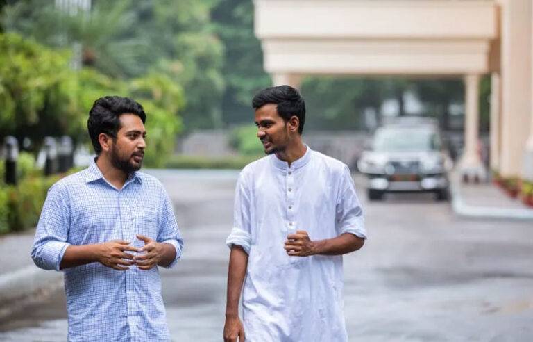අගමැති හසීනා බලයෙන් පහකළ ශිෂ්‍යන් නව පක්ෂයකින් මැතිවරණයට තරඟ කරන ලකුණු