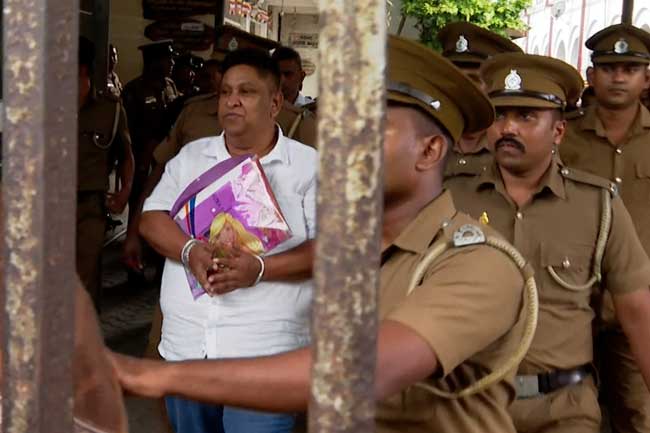 චාමර සම්පත් නැති එකෙන් පුටුව ජන්ද සටන කොට උඩ!